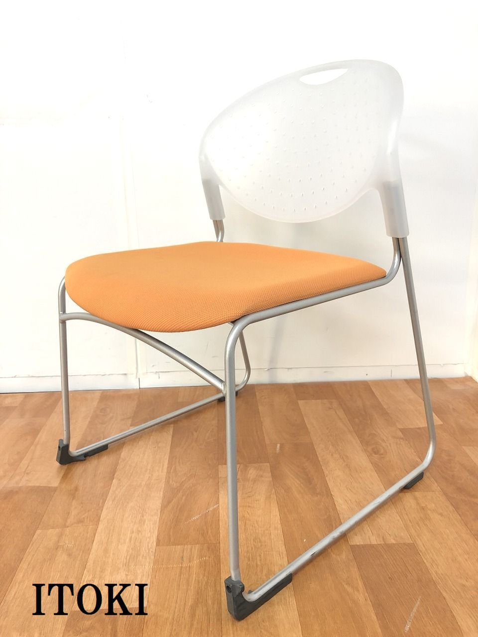 【明るい雰囲気になるオレンジカラーのスタッキングチェアの入荷です！！】
                        クリケット 
                                    中古
            