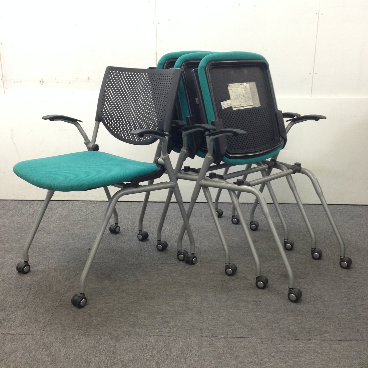 【セット商品】お得なスタッキングチェア4脚セット！！
                        プロスタック 
                                    中古
            