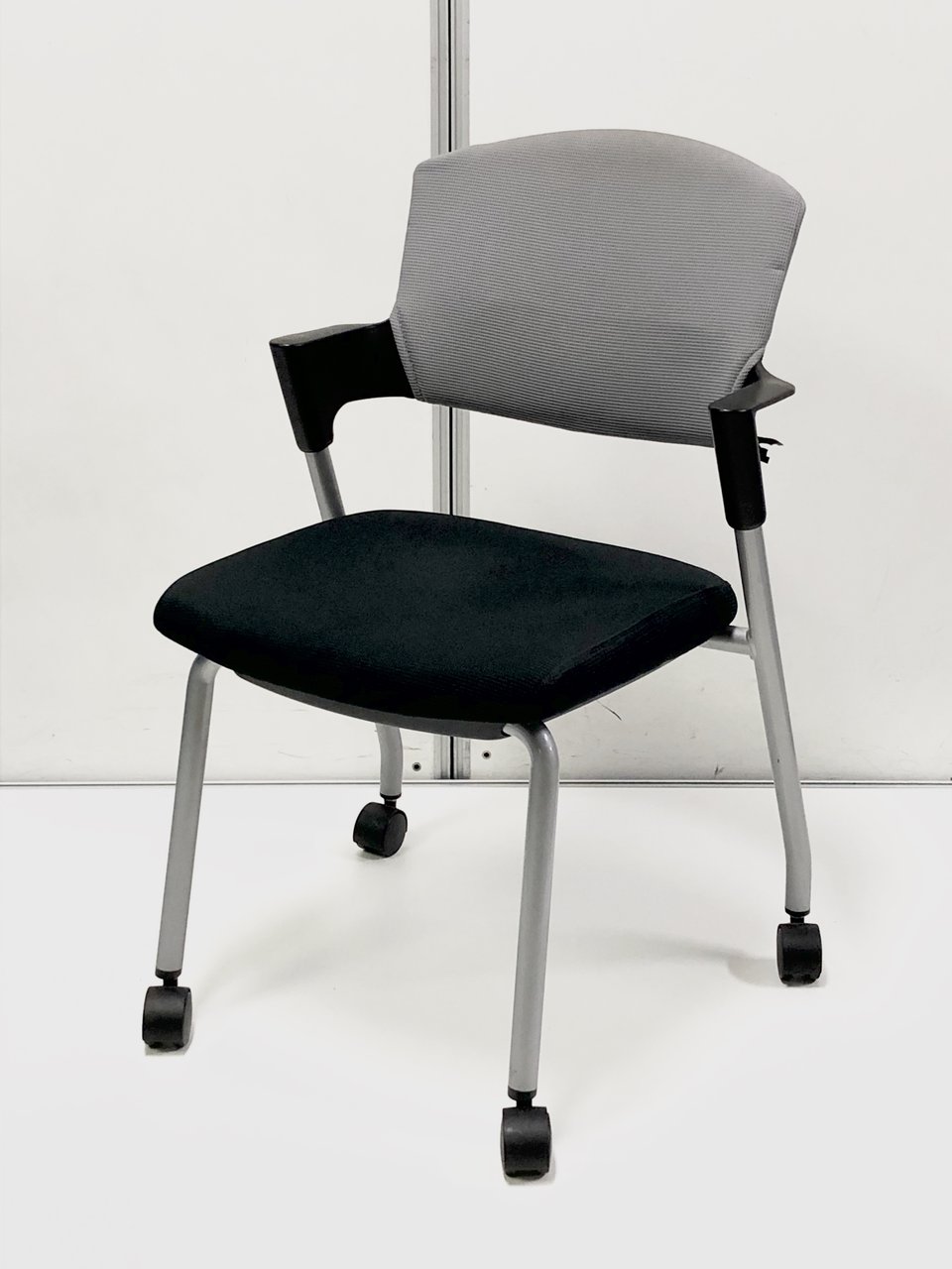 【8脚入荷！】グッドデザイン賞受賞！背もたれが自然にフィットする！【コクヨ製】【プロッティ】
                        プロッティ（キャスター付） 
                                    中古
            