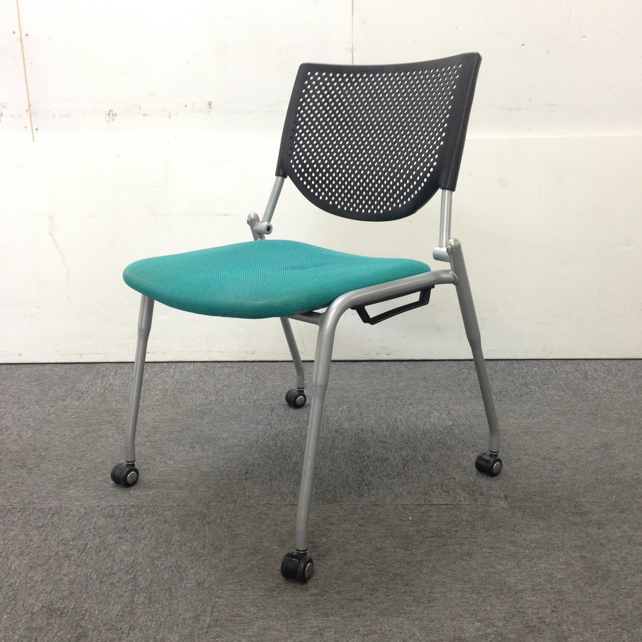 ロット入荷！グリーンのスタッキングチェア！定番シリーズです！
                        プロスタック 
                                    中古
            