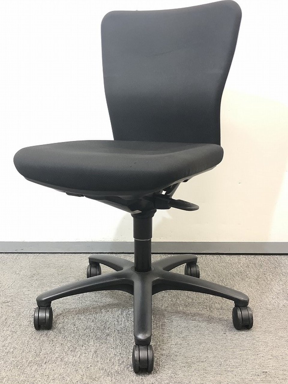 【1脚限定】腰を受け止めてくれるチェアです！！【おつとめ品】
                        カロッツァ 
                                    中古
            