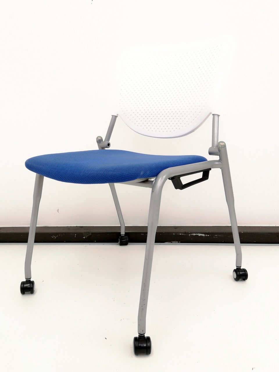 【2脚限定】軽い！いつでもどこでもミーティング◆重ねて場所とらず片付け便利◆オカムラ製
                        プロスタック 
                                    中古
            