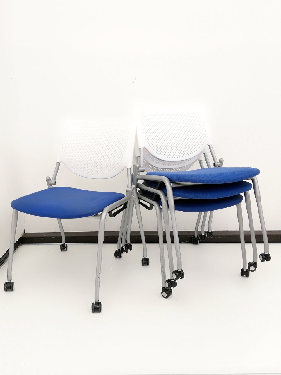 【4脚セット入荷】軽い！いつでもどこでもミーティング◆重ねて片付け便利◆オカムラ製
                        プロスタック 
                                    中古
            