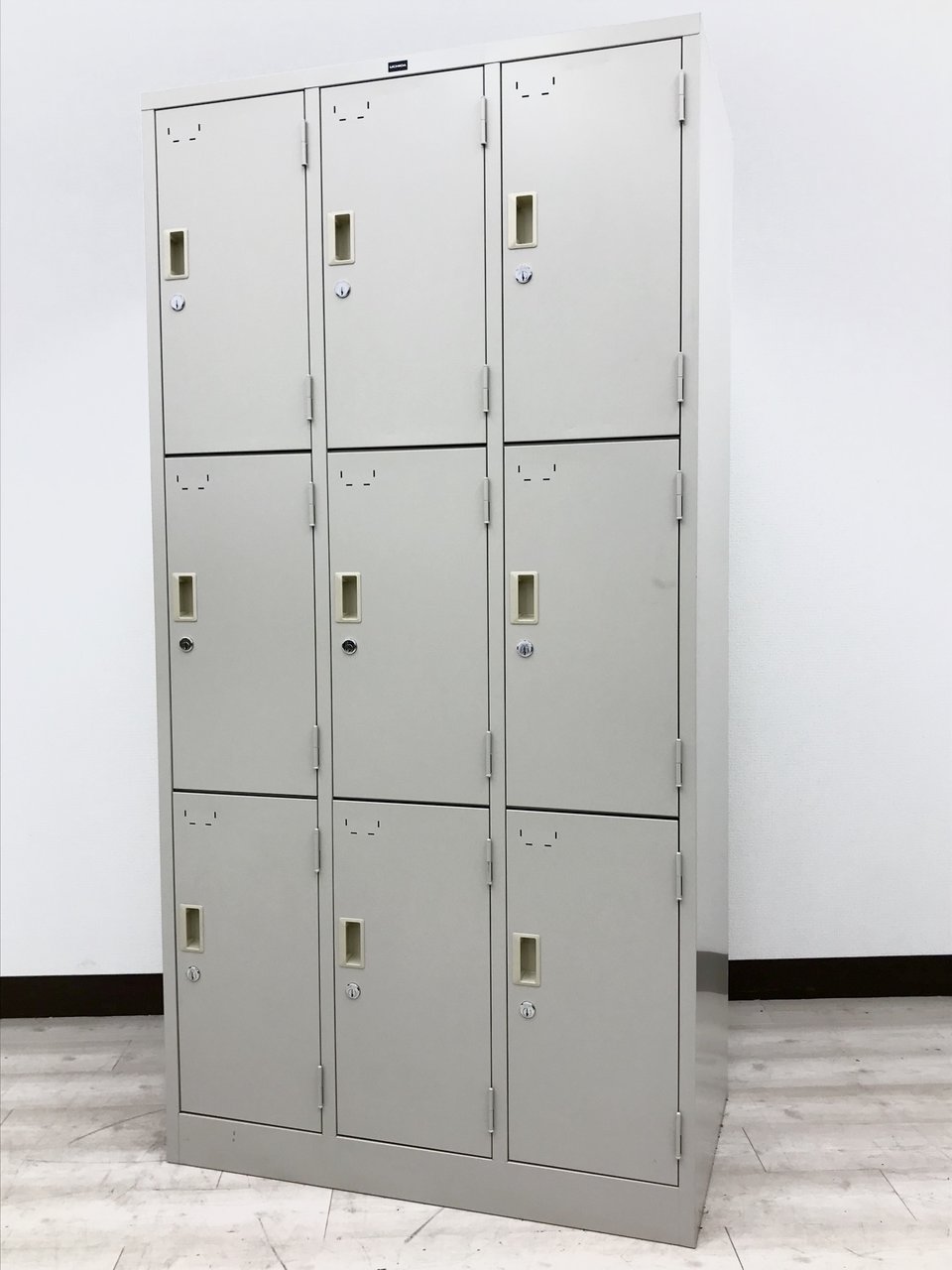 常に品薄！
9人用スチールロッカーが入荷！
バッグやシューズの収納に！【RP】
                        システム
                                    中古
            