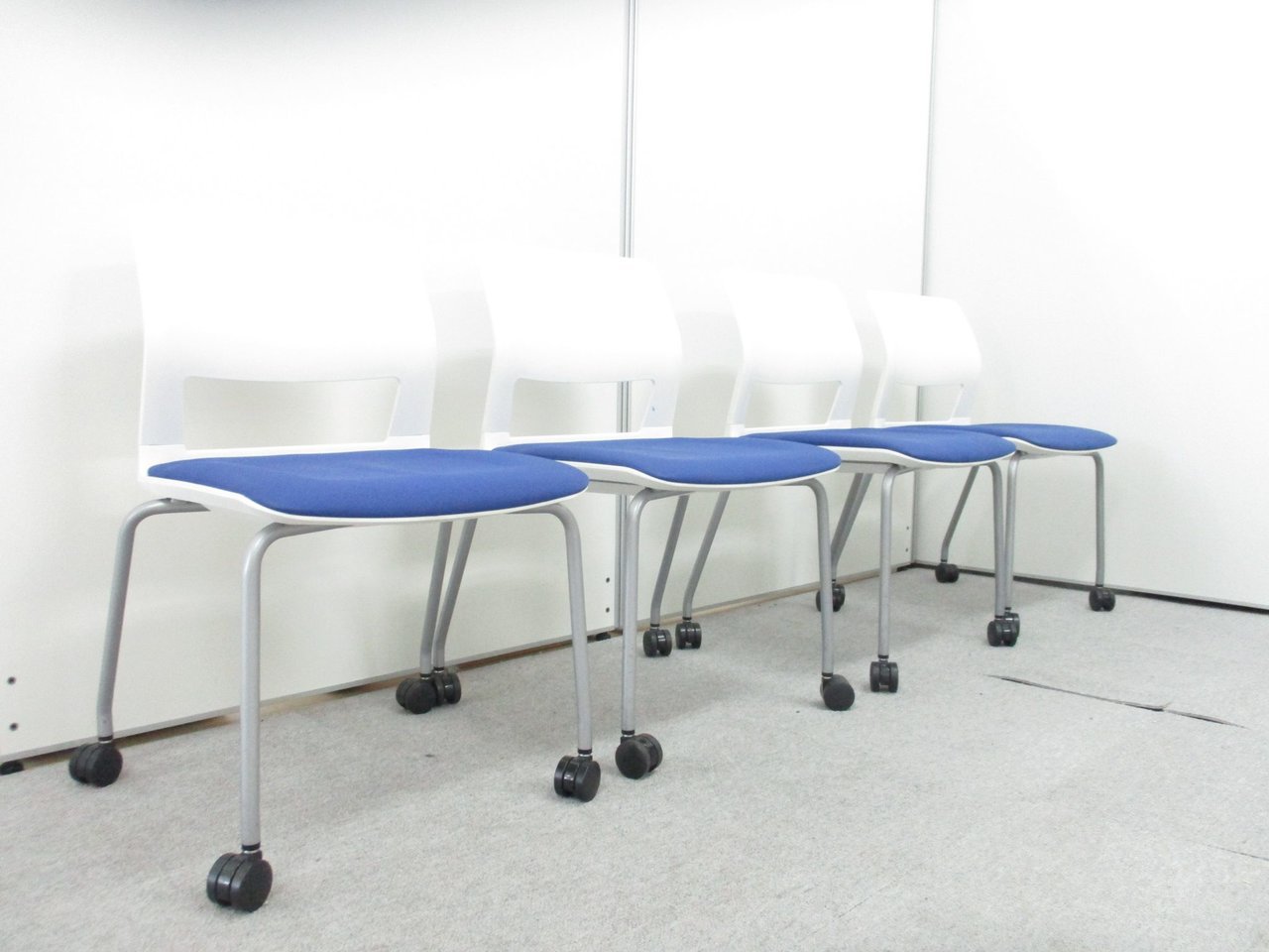 コクヨ製　スタッキングチェアが4脚セットで！ブル-色！
                        160シリーズ 
                                    中古
            