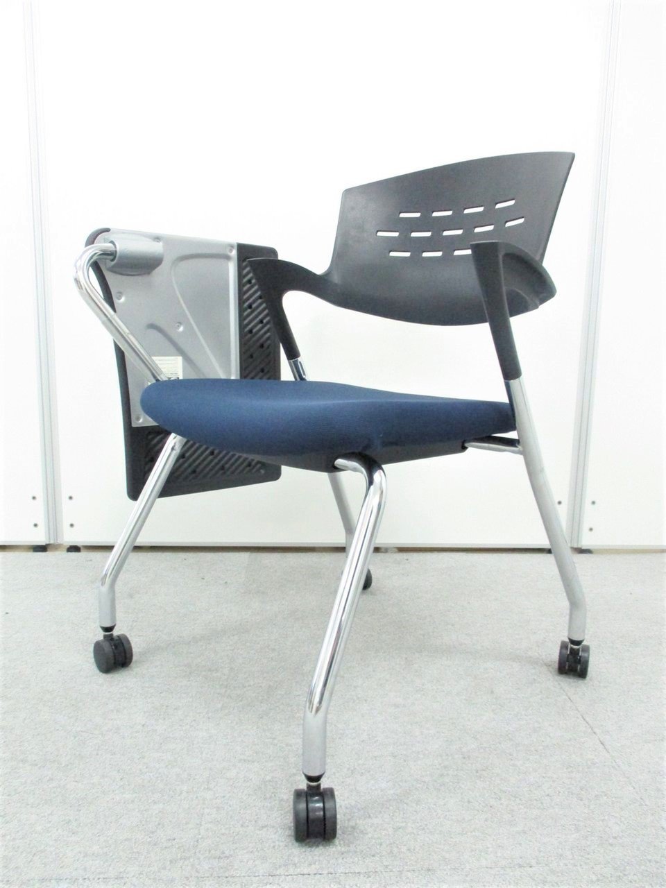 【セミナーなどに重宝】サイドテーブル付きでかなり便利です！
                        カクタス 
                                    中古
            