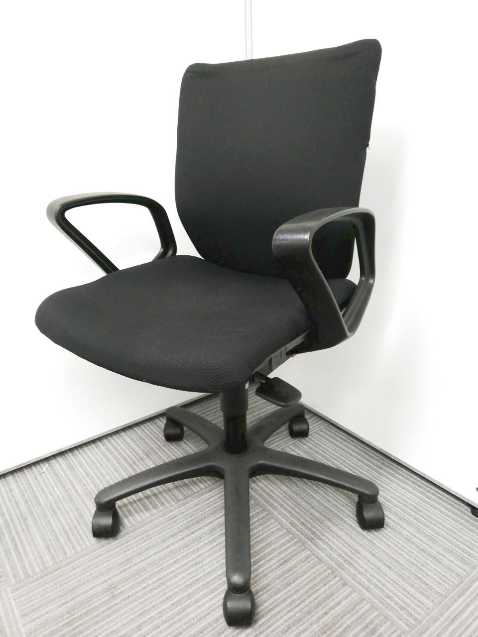 後ろから見てもブラックな落ち着いたOAチェア入荷！細かい機能も付いている人気シリーズ！
                        アドフィット 
                                    中古
            
