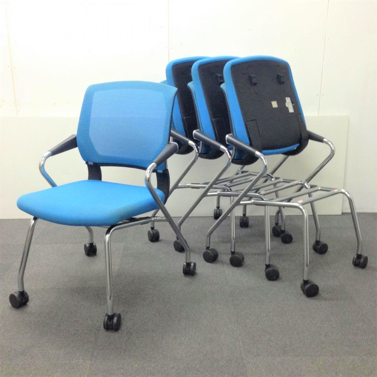 【赤字覚悟の在庫入れ替え】【セット商品】鮮やかなライトブルーのチェアです！
                        サテリテ（キャスタータイプ） 
                                    中古
            