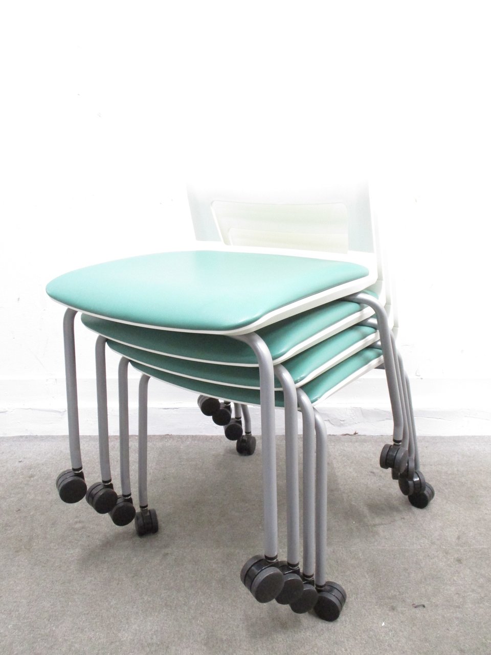 【KS】【重ねてコンパクト！】座面ビニール張りで汚れてもサッと拭きとれるスタッキングチェア！【J】
                        160シリーズ 
                                    中古
            