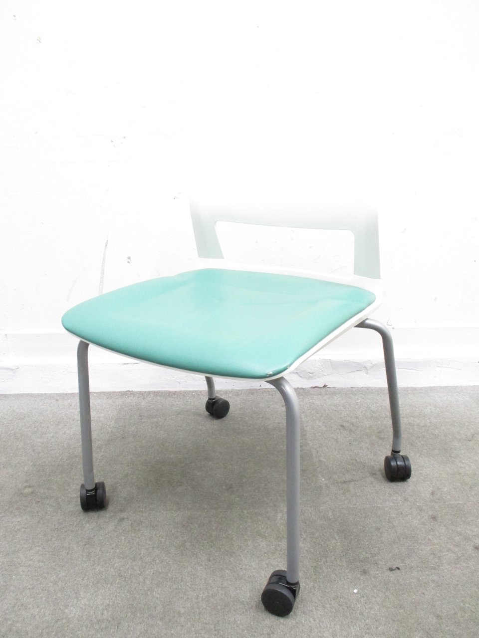 【KS】【重ねてコンパクト！】キャスター付きで移動がラクラク！座面ビニールレザー！【J】
                        160シリーズ 
                                    中古
            