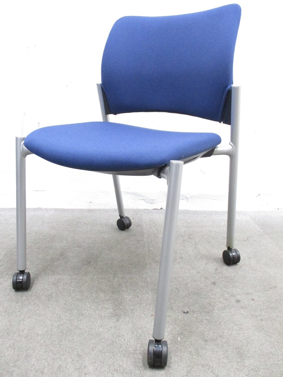 【KS】【収納場所取りません！】オカムラ製のキャスター付きスタッキングチェア！【J】
                        8147シリーズ 
                                    中古
            