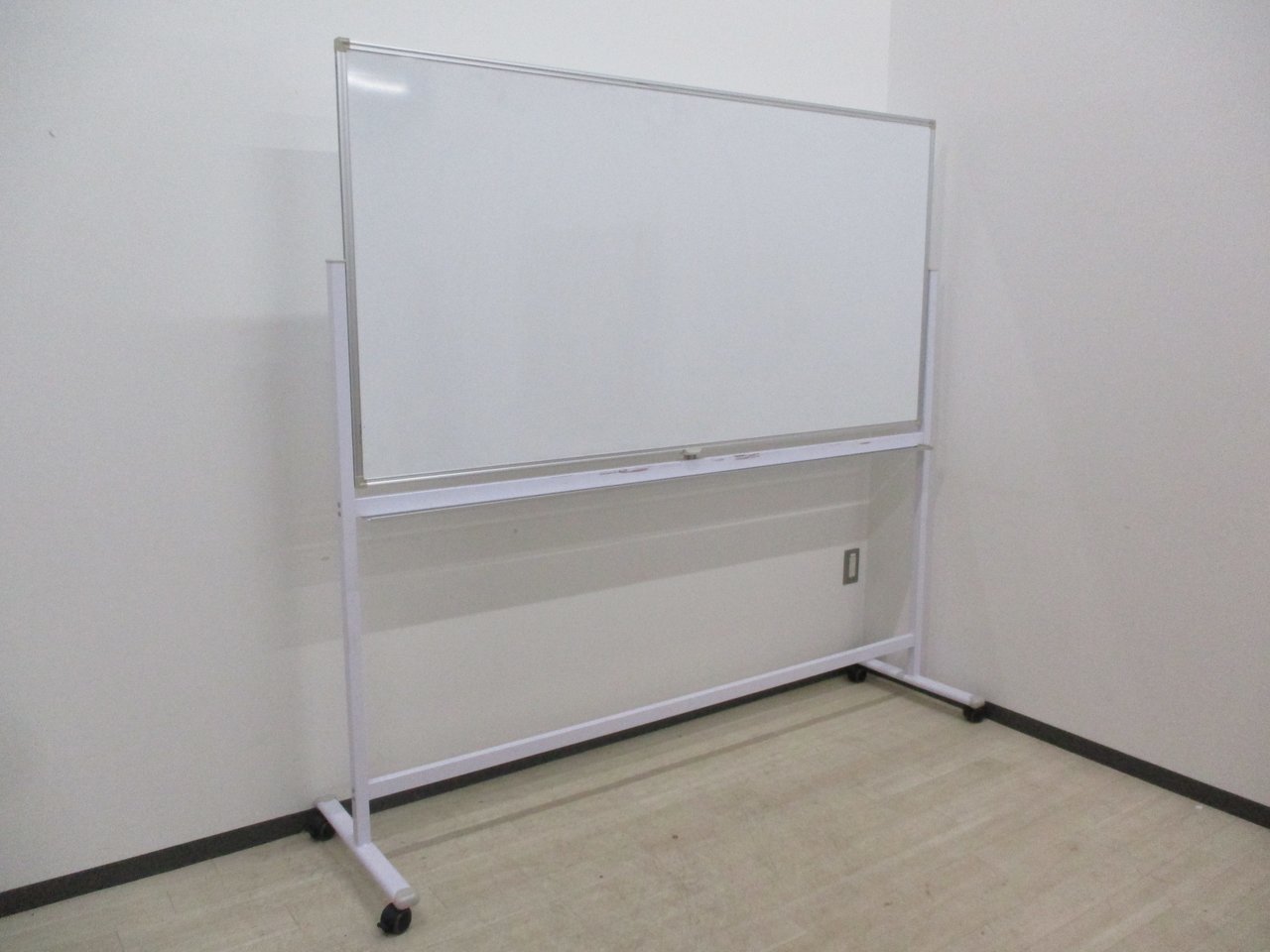 【1台限定！】【傷有特価品】キャスターロック付き、両面ホワイトボードです！
                        その他シリーズ
                                    中古
            