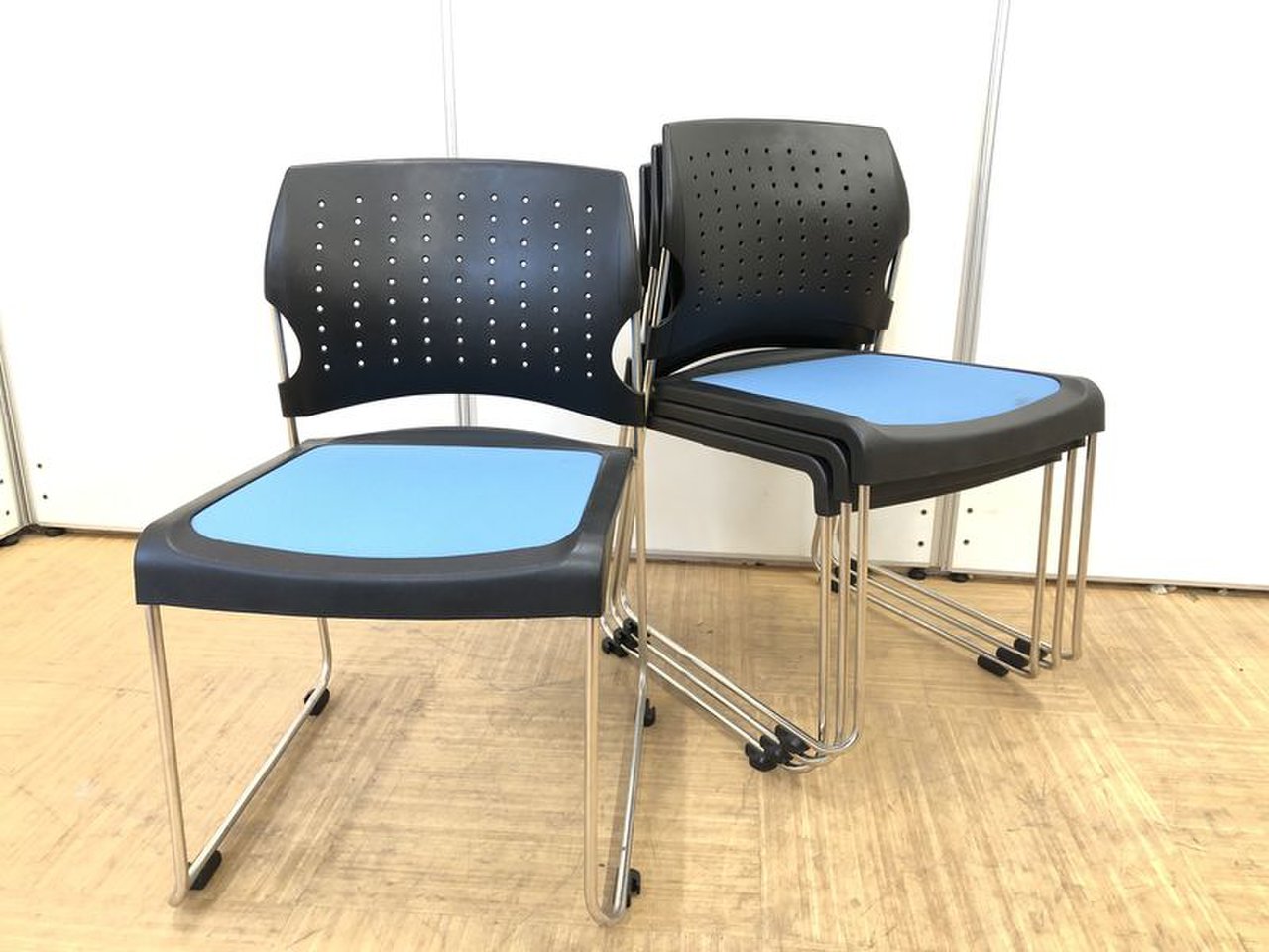 【4脚セット】使い勝手のいいスタッキングチェアセットになります！重ねて片付けられて便利！
                        プレド 
                                    中古
            