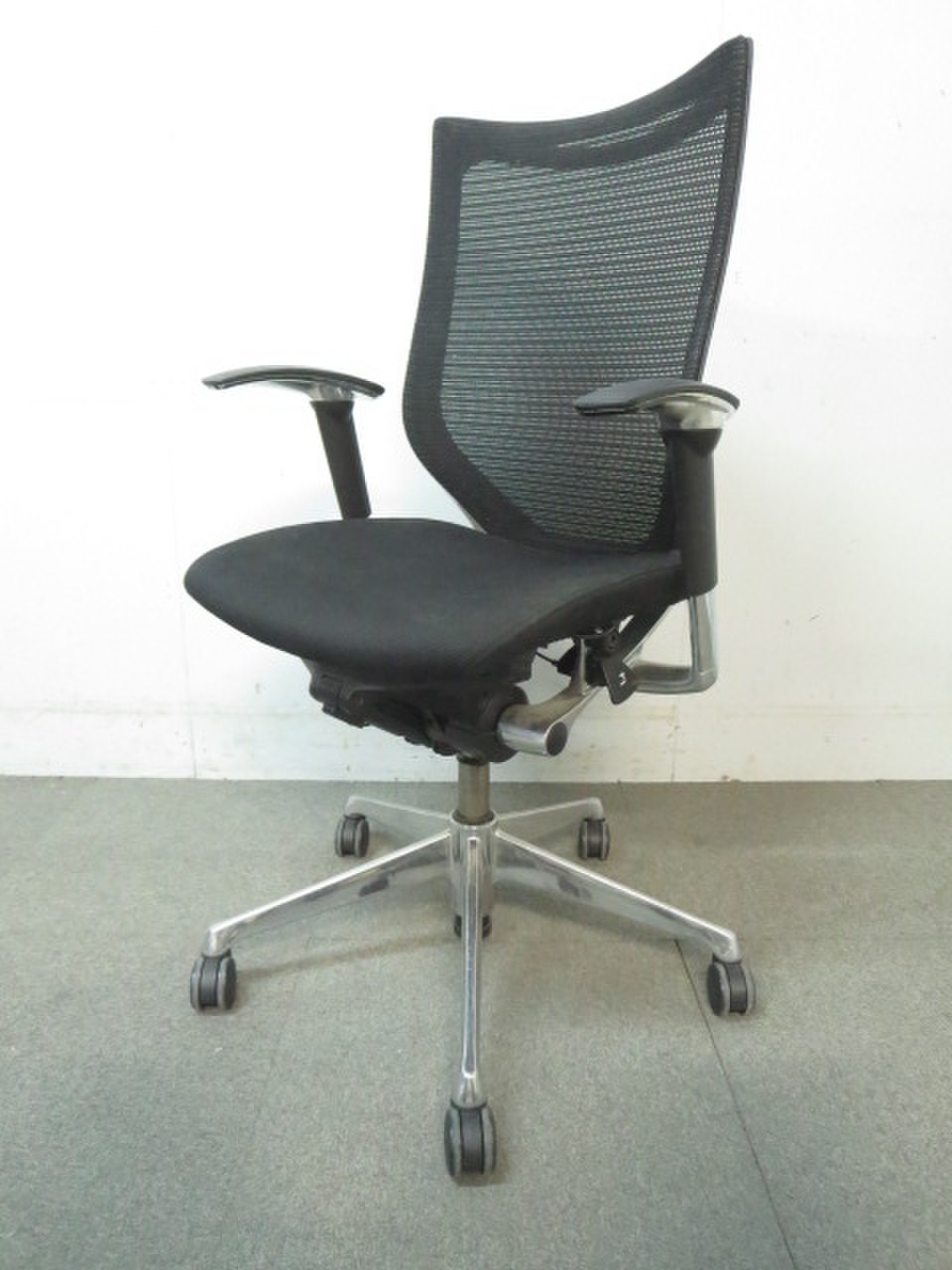 【ハイグレードなデザイン！】■オカムラ　バロンチェア　ブラック　■アジャストアーム付　ポリッシュフレーム　ハイバック　
                        バロン 
                                    中古
            