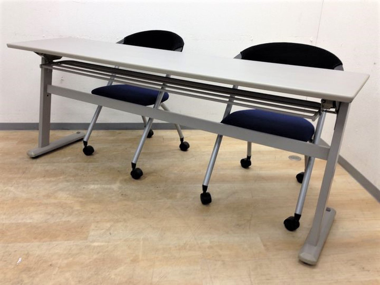 【お得なセット商品】サイドスタックテーブル+ネスティング2脚セット商品！
                        その他シリーズ
                                    中古
            