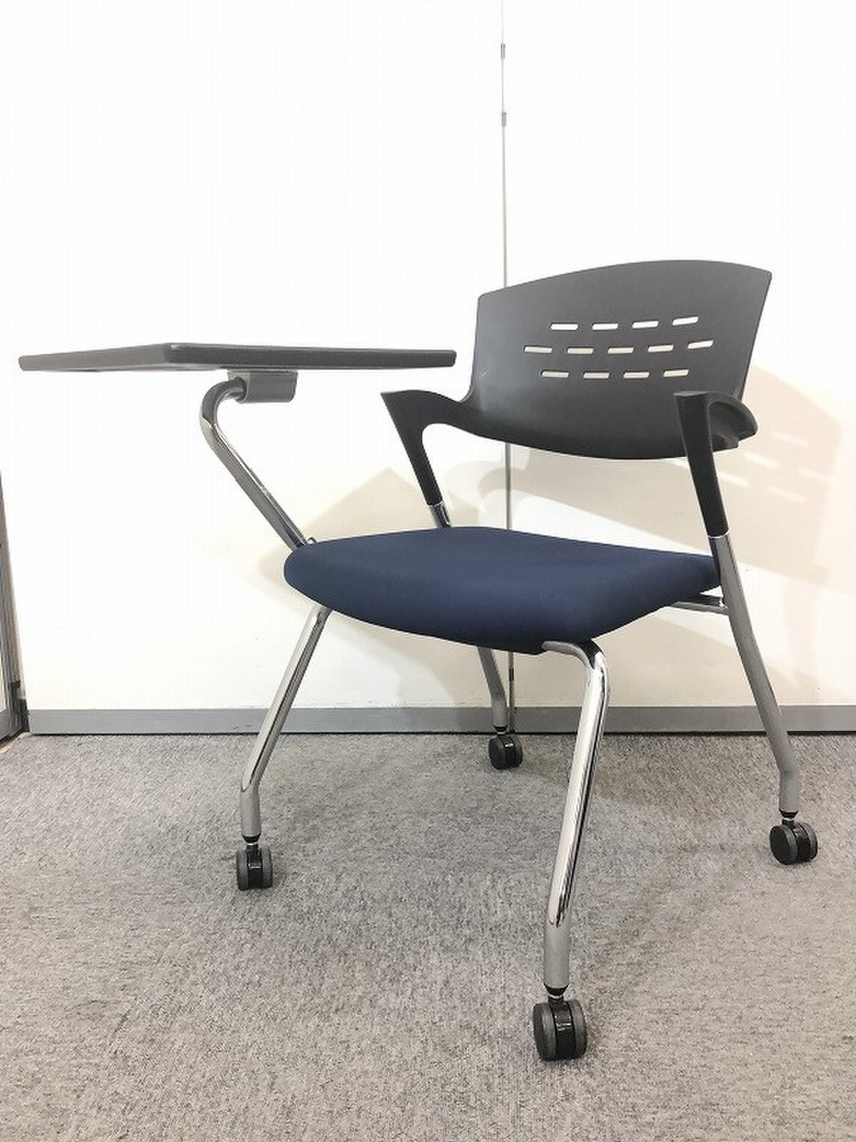 【定価7.8万円！】【大量入荷】【メモ台付き】でセミナーや記者会見場でもよくお使いになられています！！
                        カクタス 
                                    中古
            