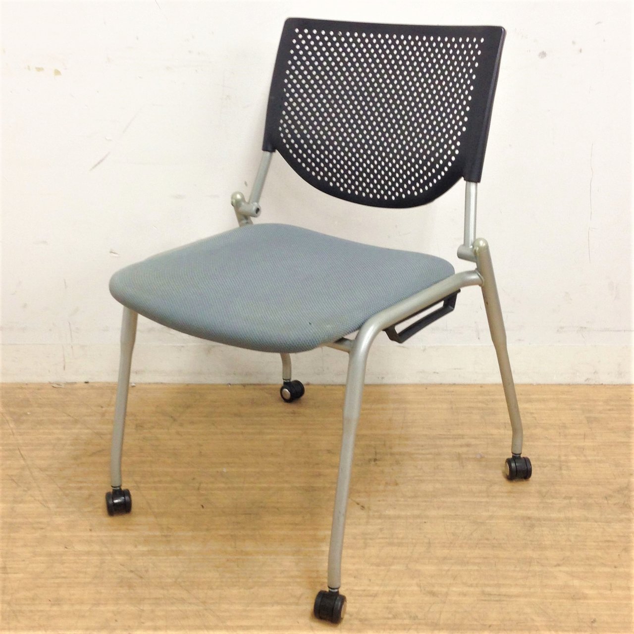 座面穴なきのため特価提案｜会議チェアの定番オカムラ製プロスタック　スタッキングタイプ
                        プロスタック 
                                    中古
            