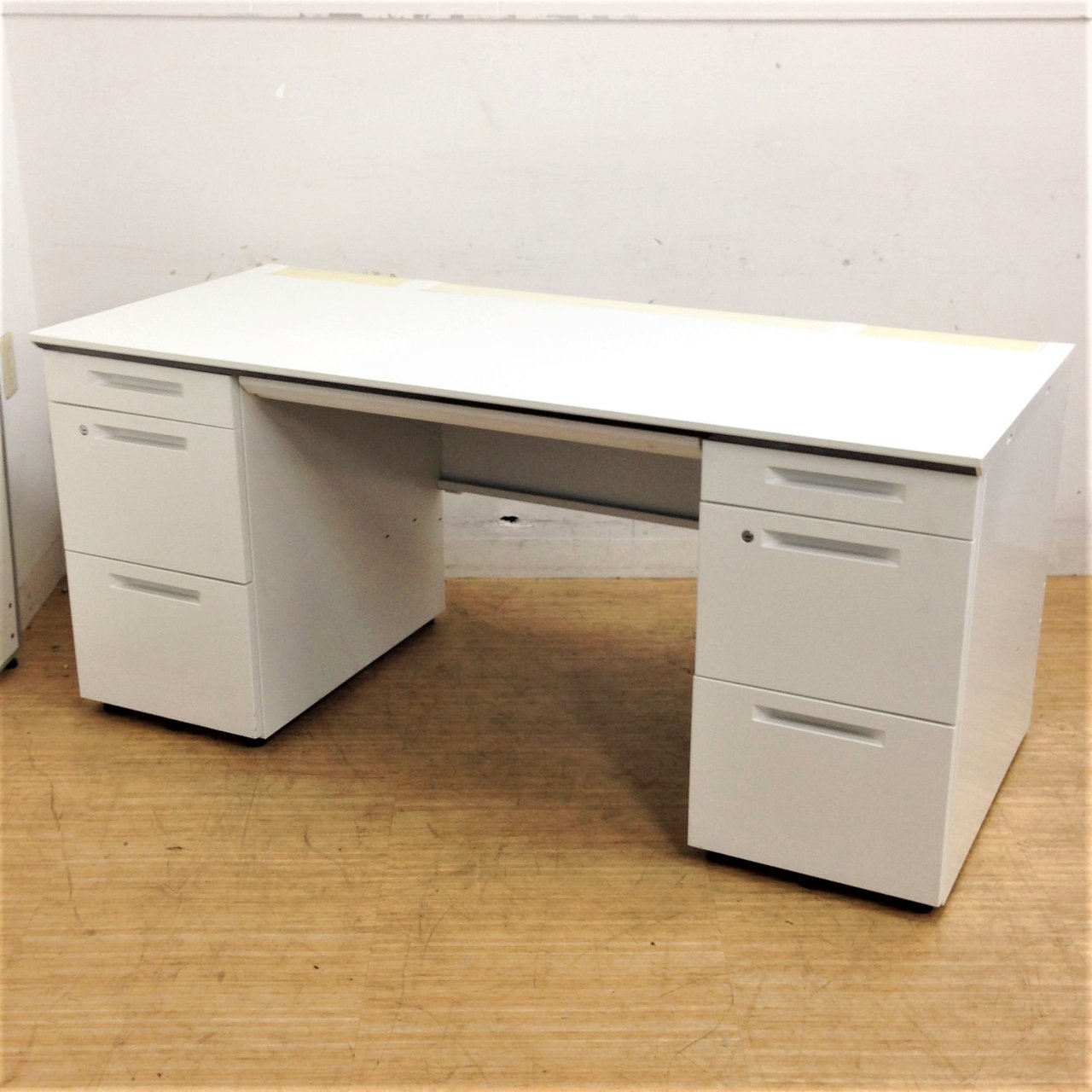 W1600の大きめの両袖机　コクヨ　iS
                        アイエス 
                                    中古
            