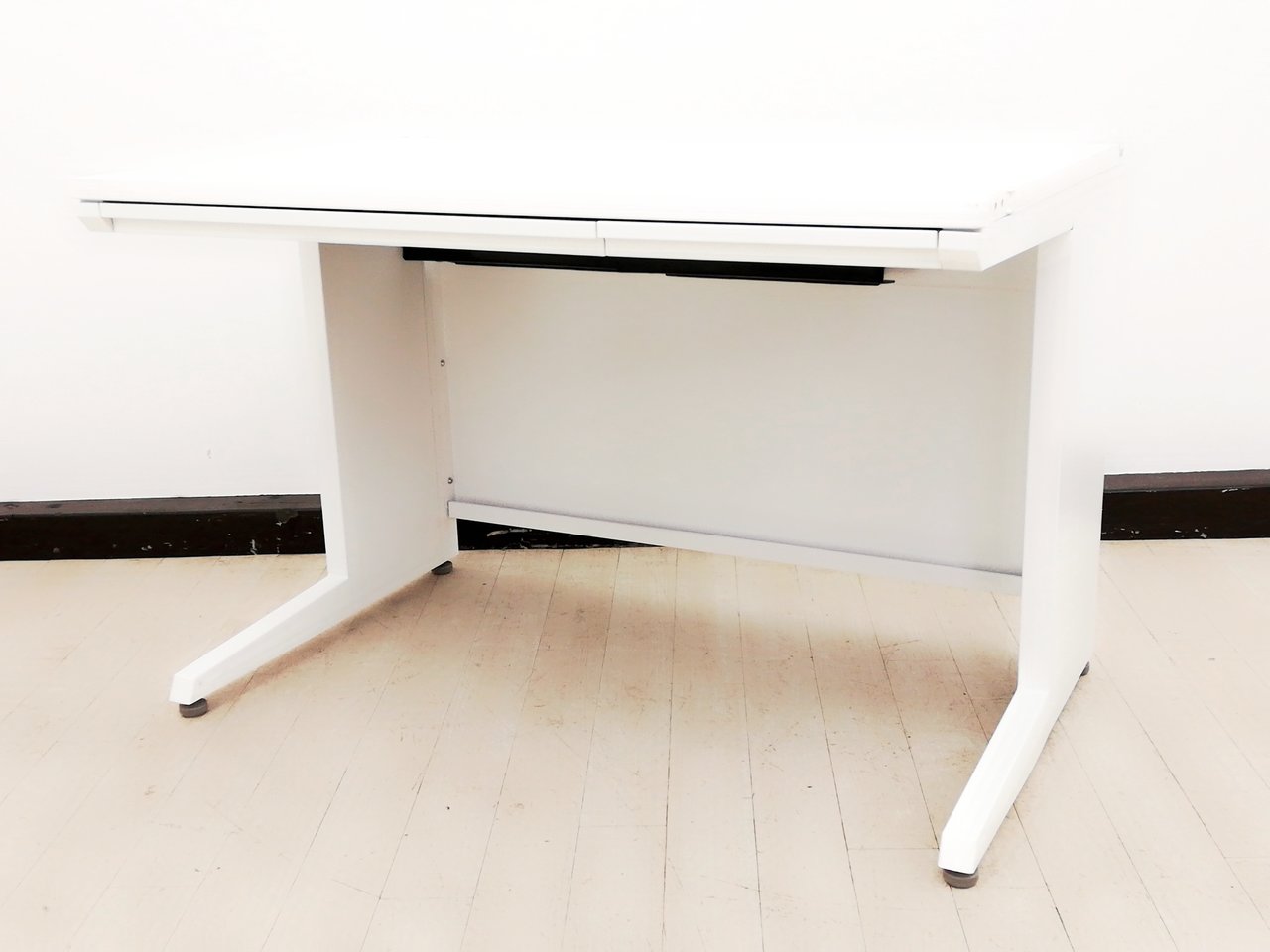 【部材欠けが多数あるため特価！】
オフィスを明るくするホワイトデスク！
脚元広々な高さ720mm！
                        アドバンス 
                                    中古
            