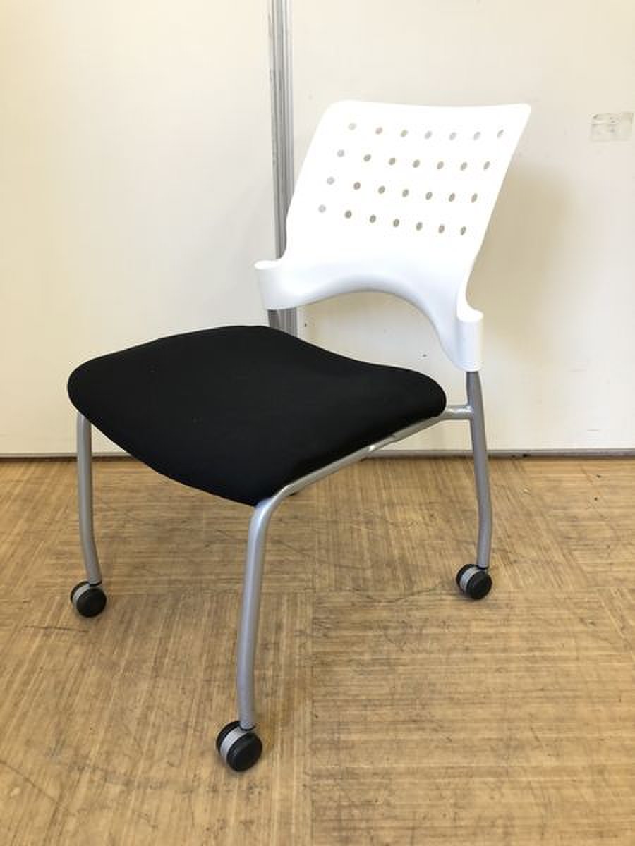 キャスター付きで移動が簡単な会議用チェア【スタッキング式】
                        その他シリーズ
                                    中古
            