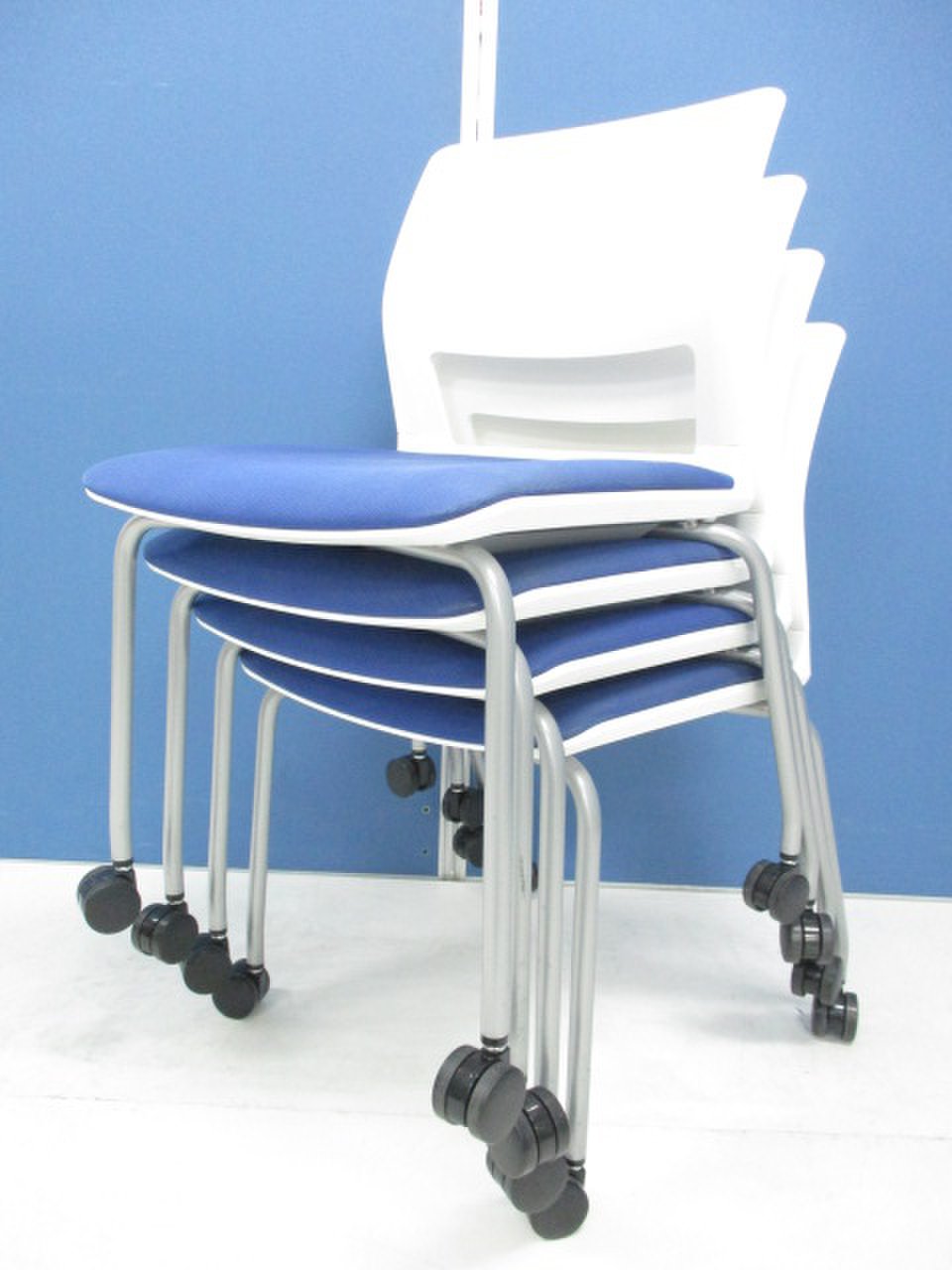 【4脚セットでお買い得！】コクヨ製のミーティングチェアが入荷しました！ホワイトとブルーのカラーが綺麗なデザインです！
                        160シリーズ 
                                    中古
            