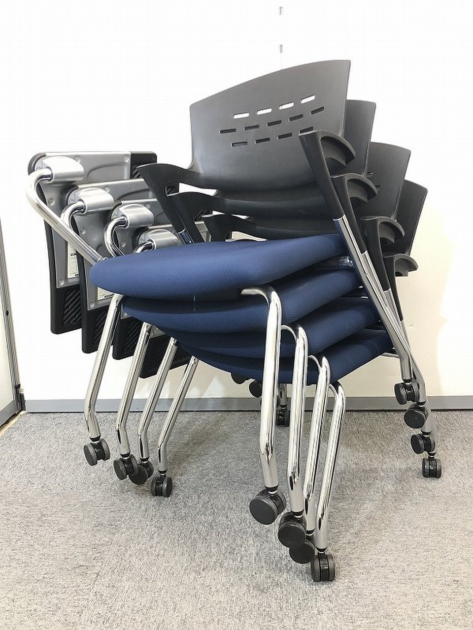 【4脚セット販売！！】【メモ台付き】でセミナーや記者会見場でもよくお使いになられています！！【レア商品】
                        カクタス 
                                    中古
            