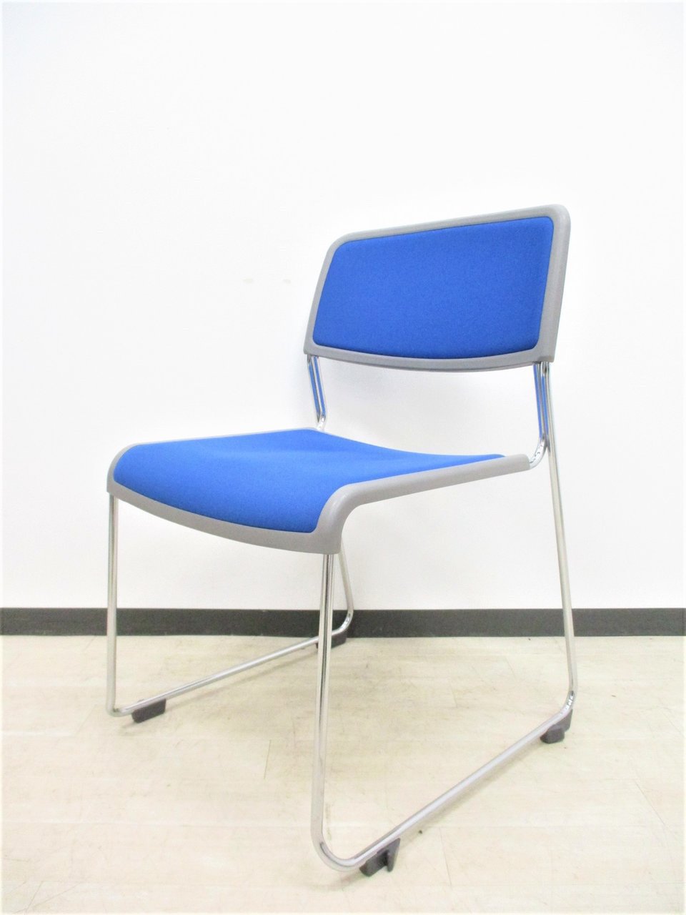 ブルーのスタンダード・スタッキングチェア/取扱いしやすい/国内製/ブルー
                        その他シリーズ
                                    中古
            