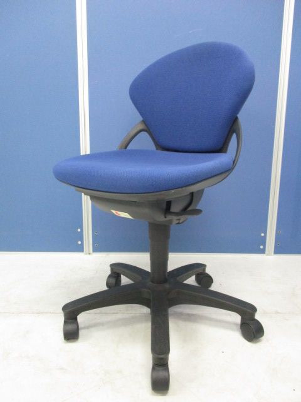 【デスクワークはローバックがおすすめ】背もたれは座る方をやさしく包み込み作業を快適になものにしてくれます。

                        プレーゴ 
                                    中古
            