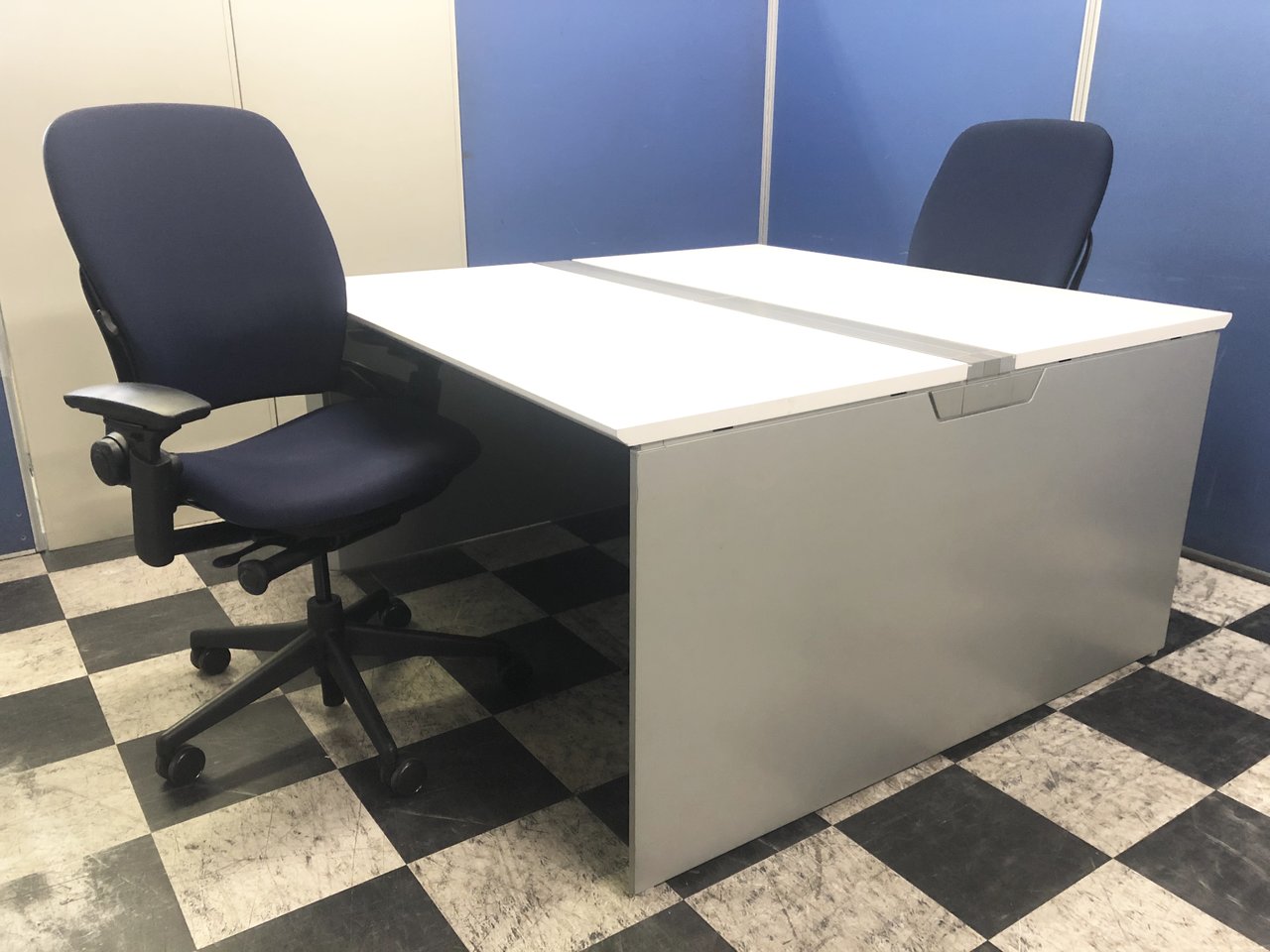 【ご起業サポートセット！】
単品買いよりもお・と・く！
ベンチデスク＋高級チェア×2脚
                        プロユニットフリーウェイ 
                                    中古
            