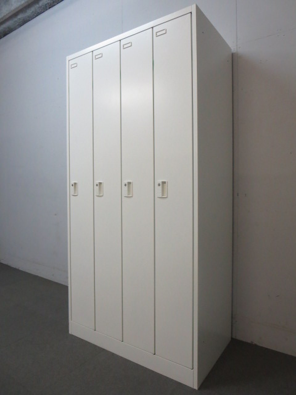 【ロングコートも掛けられます！】■オカムラ製　4人用ロッカー　■FZシリーズ　ホワイト
                        FZ
                                    中古
            