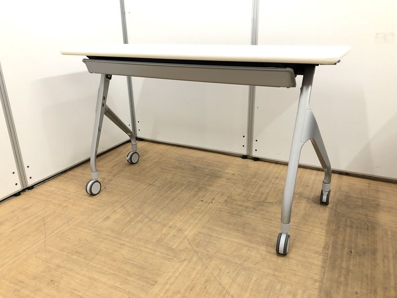 【1人掛け】サイドスタックテーブル　コクヨ製　EPIPHY（エピファイ）W1200㎜
                        エピファイ
                                    中古
            