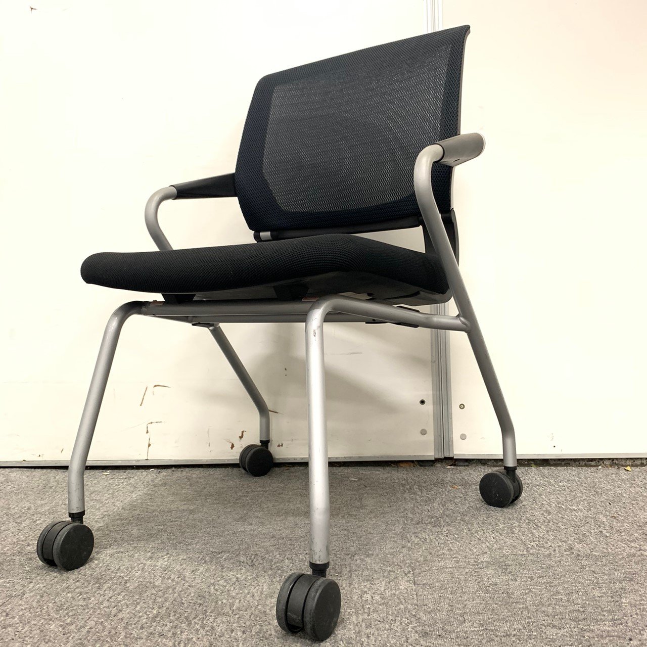 【限定1脚！！】珍しいサテリテシリーズ☆　キャスター付きでらくらく移動が出来ます☆
                        サテリテ（キャスタータイプ） 
                                    中古
            