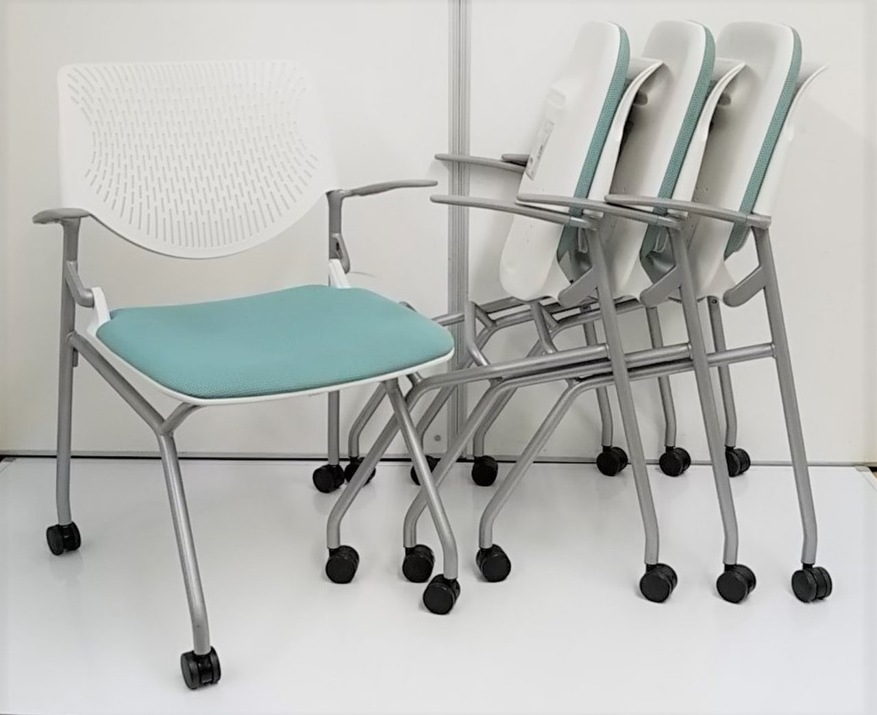 【ミーティングチェアを4脚セット購入で10％引き！】オカムラ製ルナチェア。長時間の会議をしっかりとサポート！
                        ルナ 
                                    中古
            