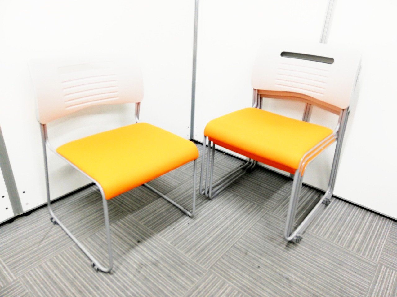 【美品】4脚セットで価格もお得！上に重ねて収納できるスタックチェア入荷！
                        PMC 
                                    中古
            