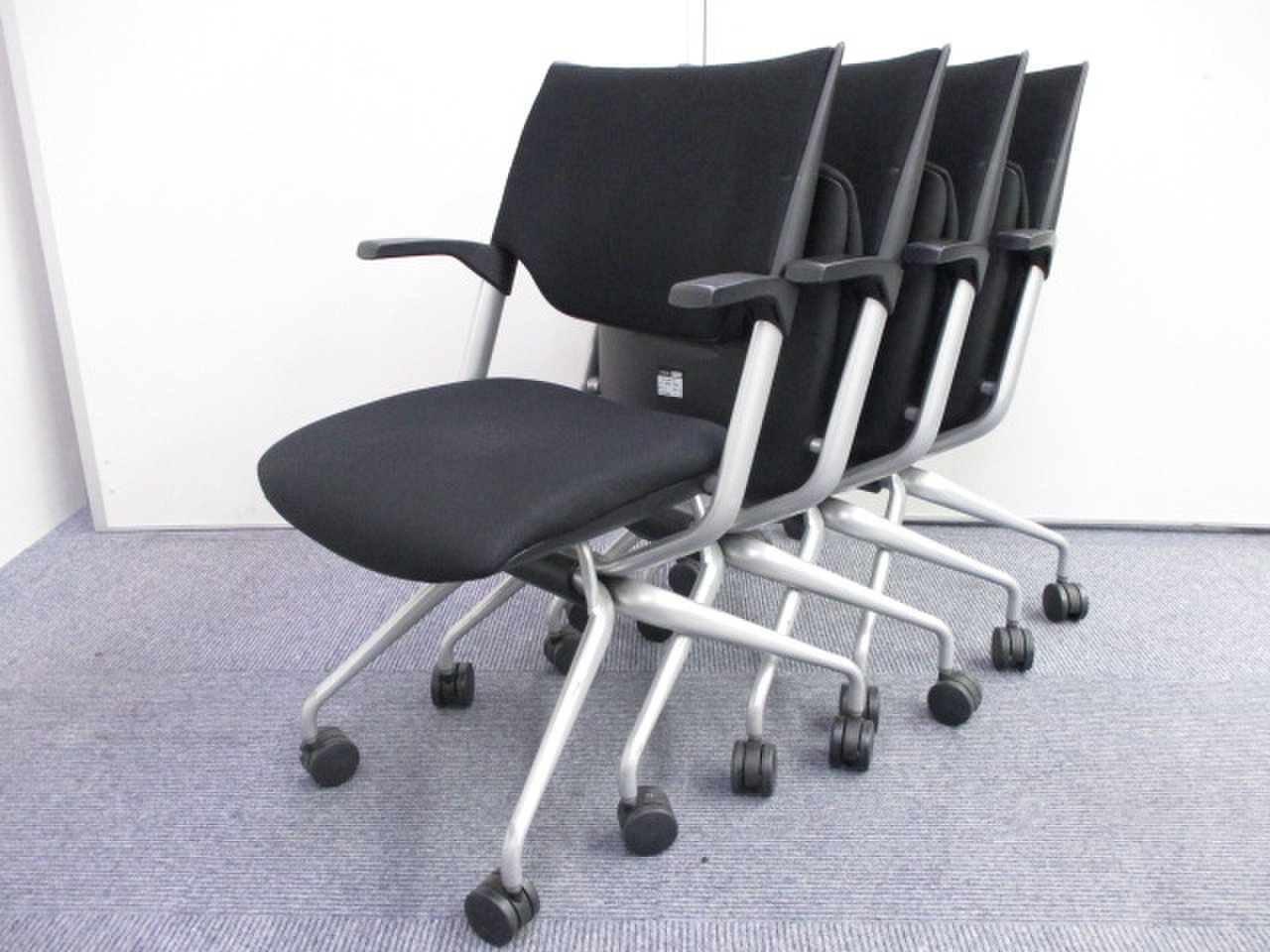 【KS】【4脚セット】コンパクトにまとまり場所に困らない！肘も付いてリラックスできるネスティングチェア
                        レクシブ 
                                    中古
            