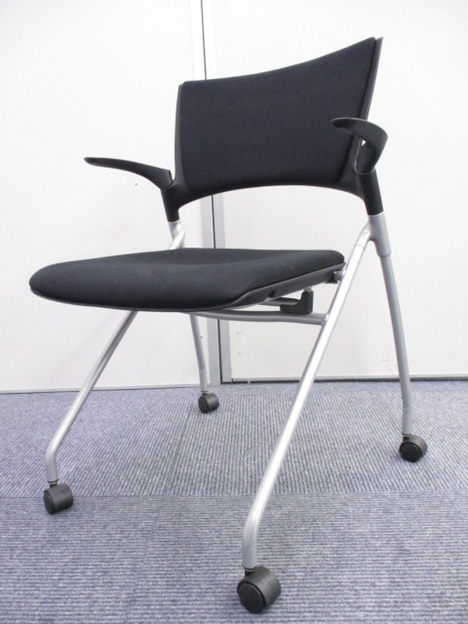 【KS】【肘付のネスティングチェア】イトーキマノス【ブラック】
                        マノス 
                                    中古
            