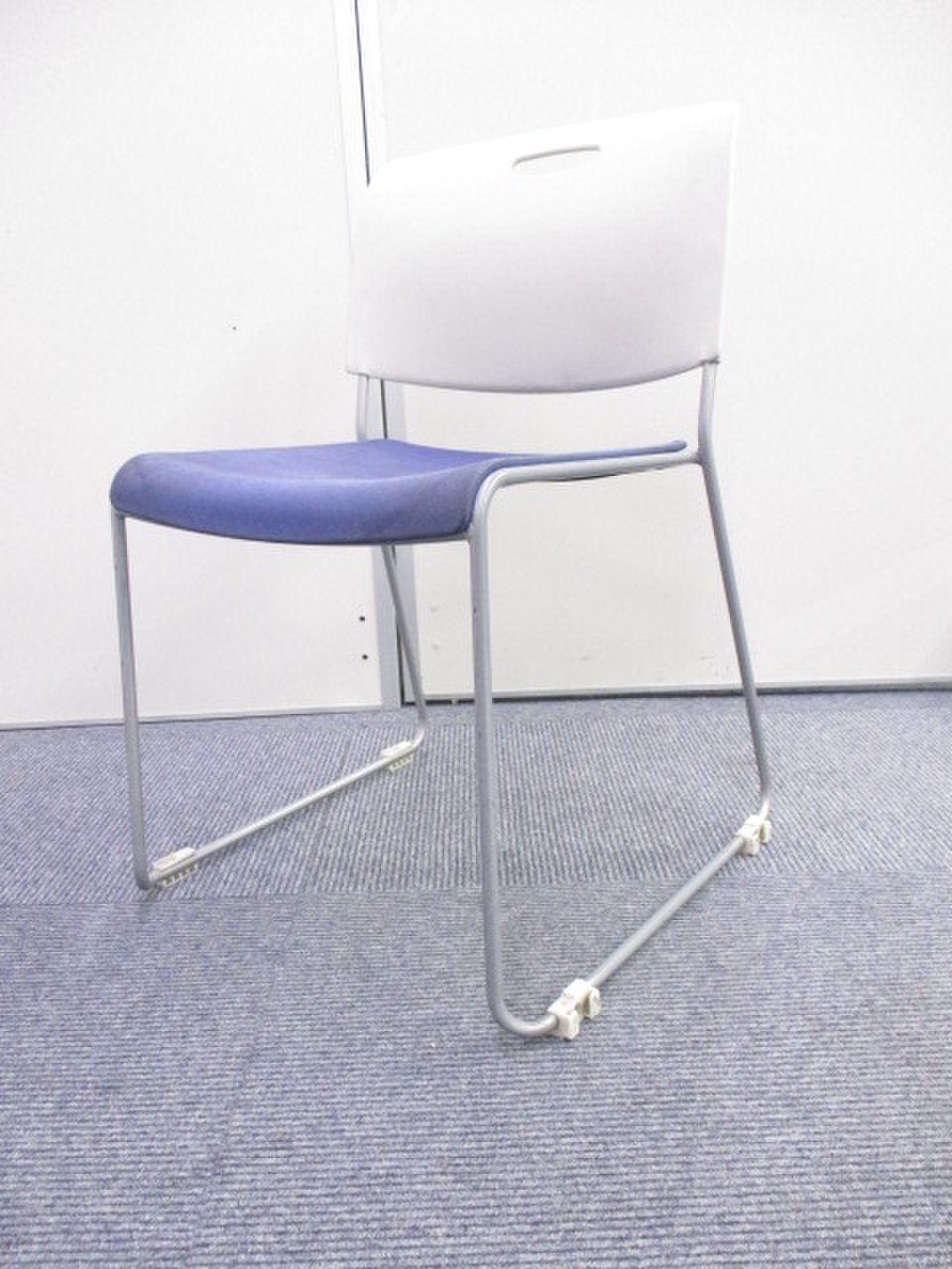 【KS】【おつとめ品】シンプルンデザインをしたスタッキングチェア【ブルー】
                        MP-150シリーズ 
                                    中古
            