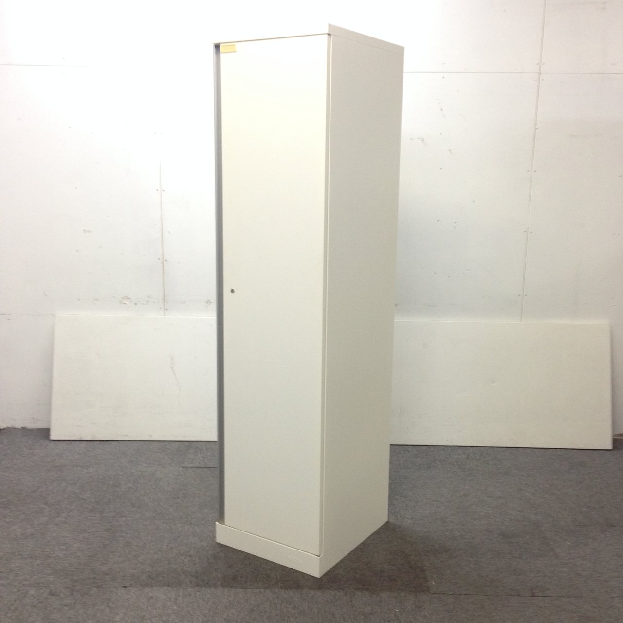 ホワイトの1人用ロッカーが入荷！状態良好なので買い替えにもオススメ☆
                        SW
                                    中古
            