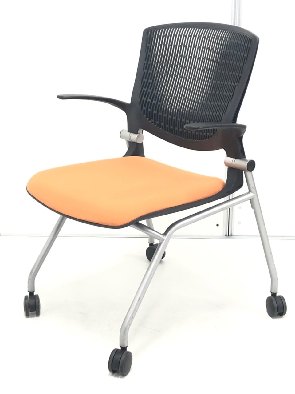 期間限定お値引き品！
【座面はすでにクリーニング済み！】即日のお持ち帰りも可能！
お部屋を明るくするオレンジ！
【ネスティングチェア】【J】【9】
                        グラータ 
                                    中古
            