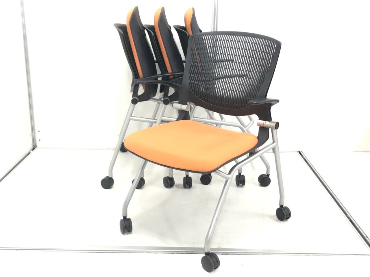 【セットでお買い得！】座面はすでにクリーニング済み！即日のお持ち帰りも可能！
お部屋を明るくするオレンジ！
【ネスティングチェア】【J】【9】
                        グラータ 
                                    中古
            