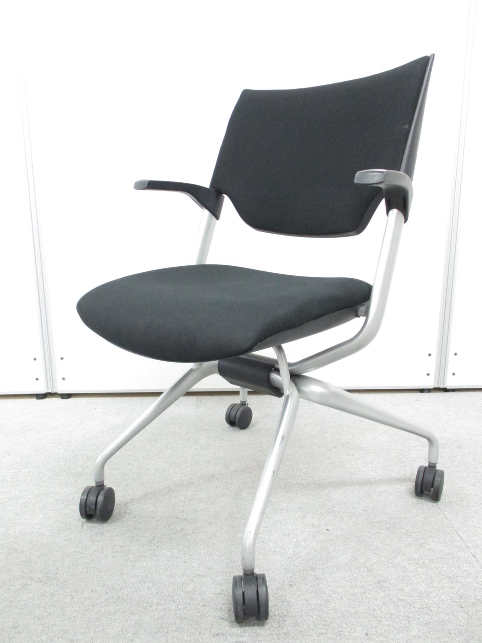 (ITOKI) レクシブチェア ■会議用におすすめのミーティングチェア!!しなやかな素材を生かしたフィット感のよさ!![
                        レクシブ 
                                    中古
            