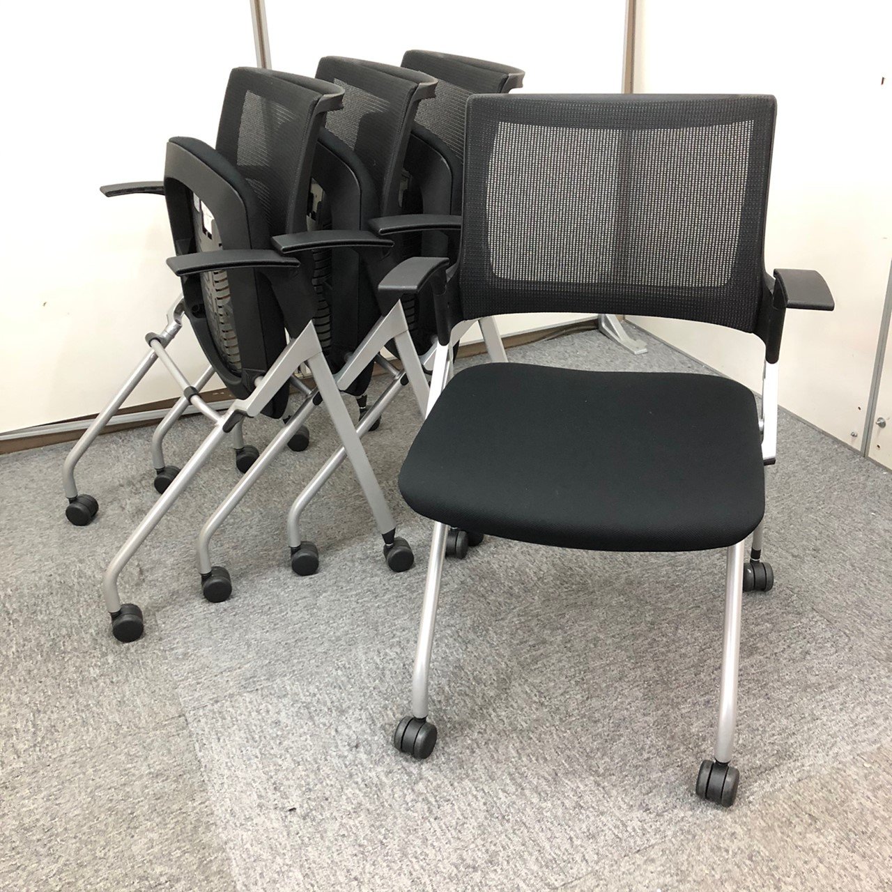 【4脚セット価格】座面を畳んでスーパーのカートのように収納できます。
                        Monon 
                                    中古
            