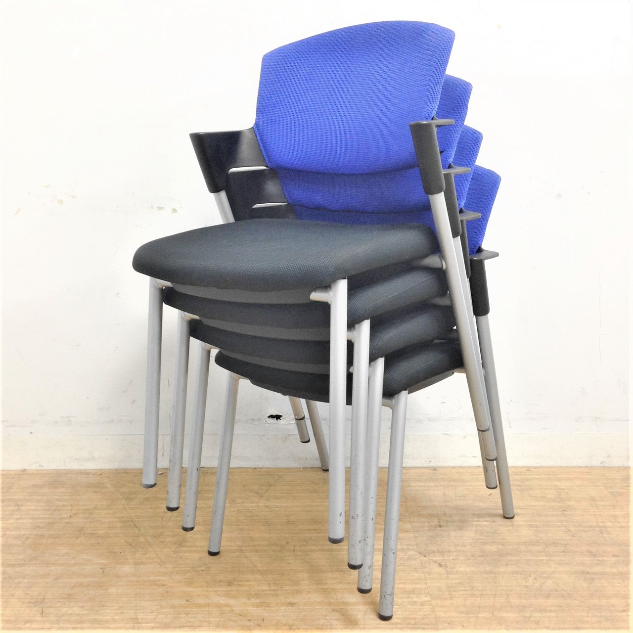 【4脚セット】大人気シリーズのスタック可能なミーティングチェア！！ブルー×ブラックでオフィスにアクセントを！！
                        プロッティ（キャスターなし） 
                                    中古
            