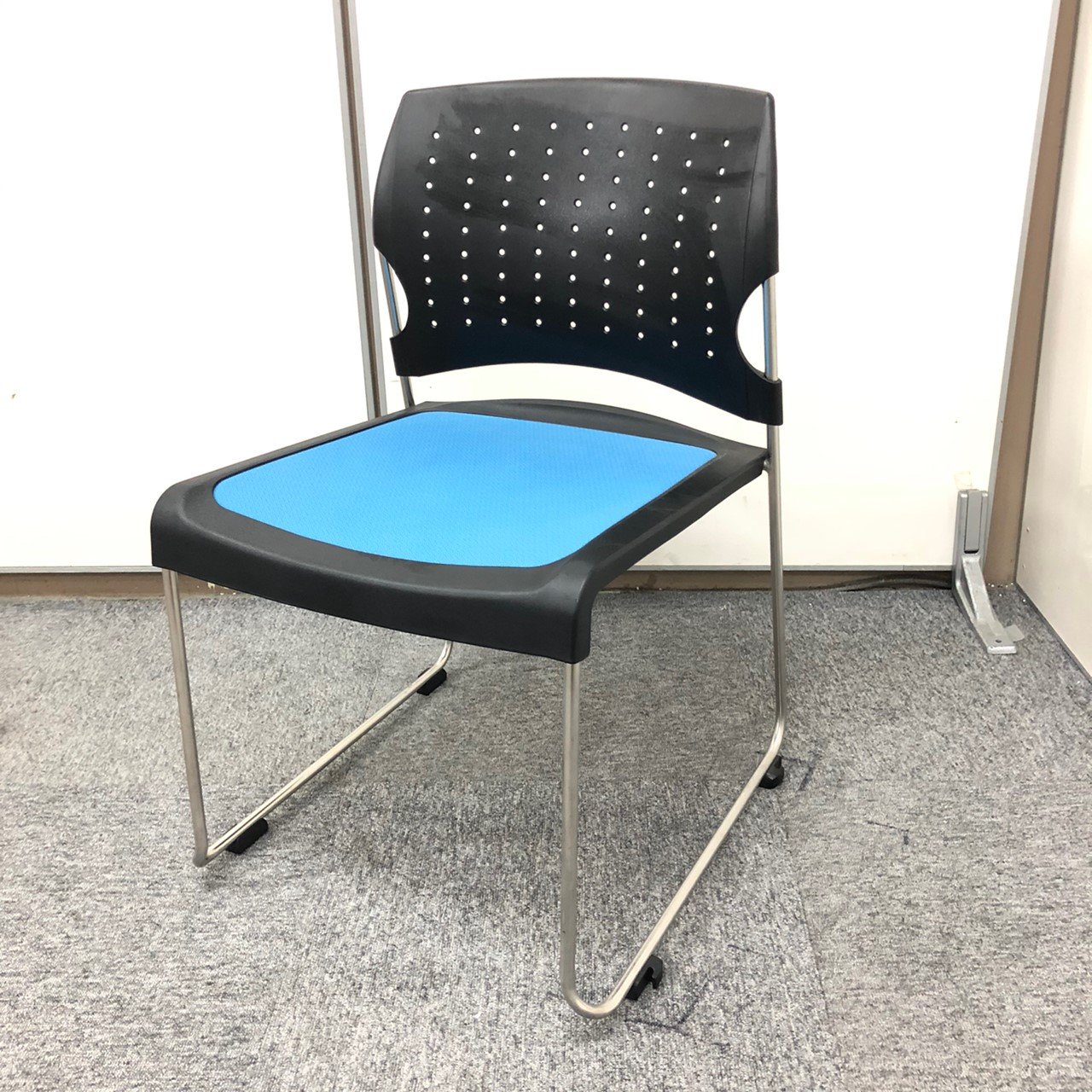 【残り3脚　お買い得です！】座面が伸縮性のあるメッシュ素材仕様、長時間の会議などにおすすめ！
                        プレド 
                                    中古
            