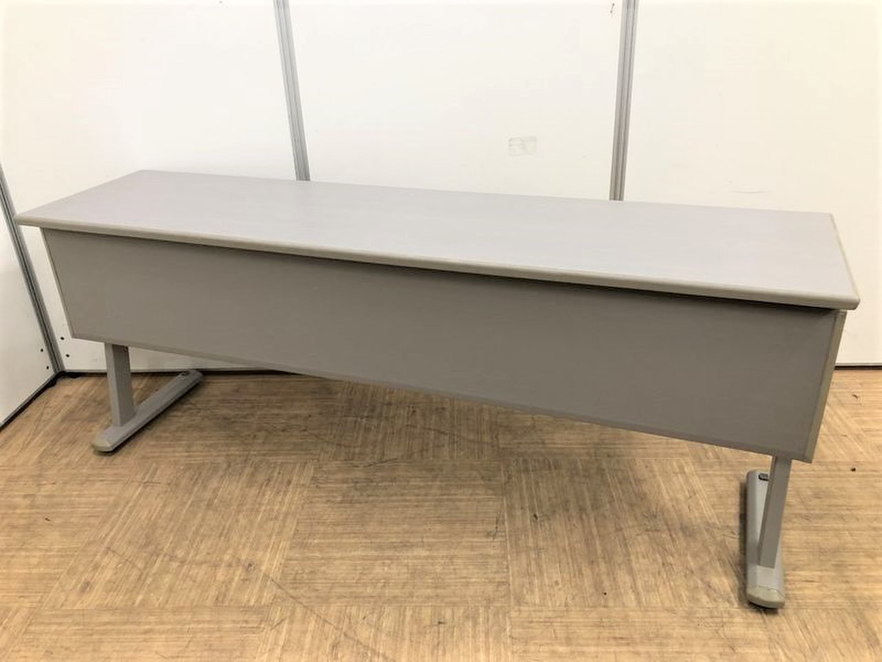 【会議テーブルの定番】【幕板付き】サイドスタックテーブル　コクヨ製　天板薄い木目で落ち着きのある雰囲気。
                        その他シリーズ
                                    中古
            