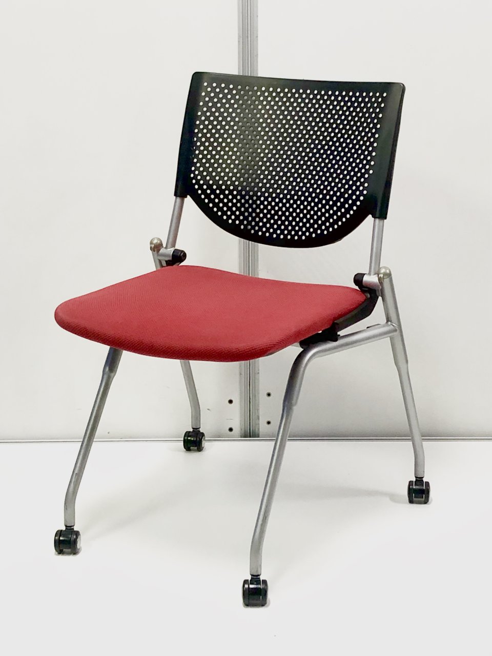 オカムラ製！座面を跳ね上げるだけで収納が可能なネスティングチェア！打ち合わせスペースで重宝します！
                        プロスタック 
                                    中古
            