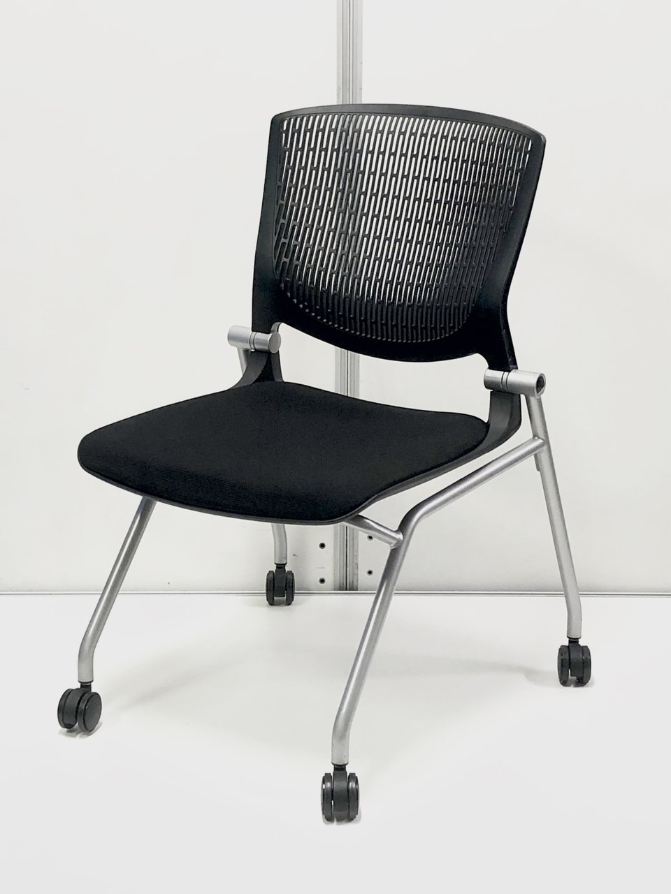 メッシュ調の背もたれが背中をしっかり支えてくれる！座面も柔らかく長時間の会議も快適です！オカムラ製グラータチェア
                        グラータ 
                                    中古
            