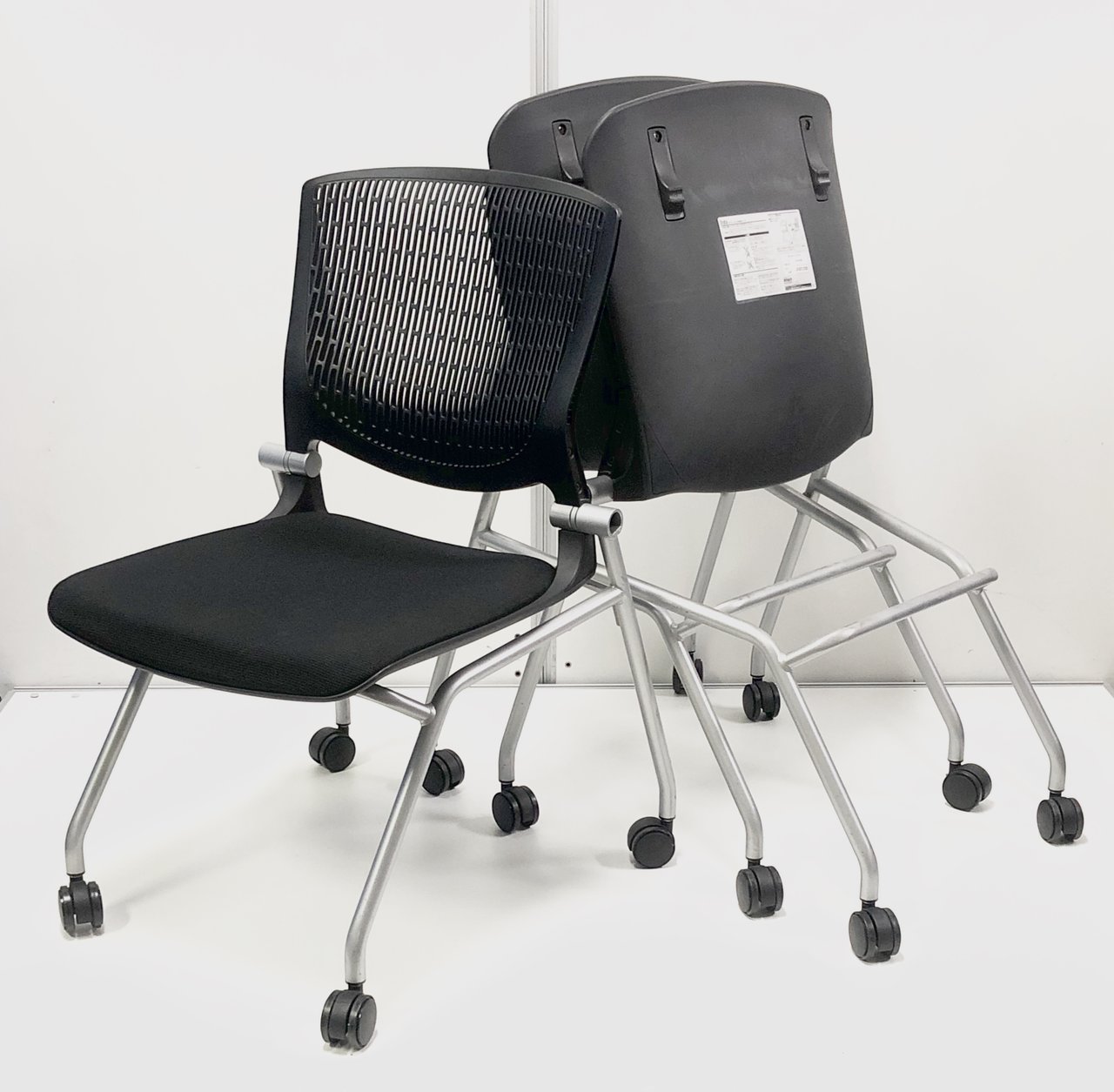 3脚セットでお安く！待合室などちょっと座れればという場所にオススメなオカムラ製グラータチェア！背もたれの網目が快適です
                        グラータ 
                                    中古
            