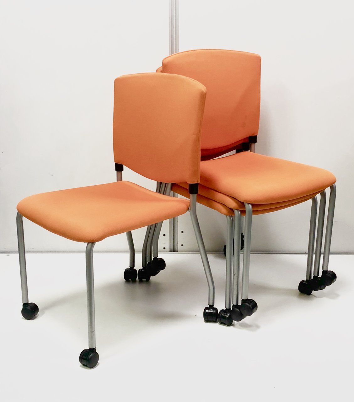 4脚セットでお買い得！明るくきれいなオレンジのスタッキングチェア！垂直に重ねてスペースを取らない！
                        その他シリーズ
                                    中古
            