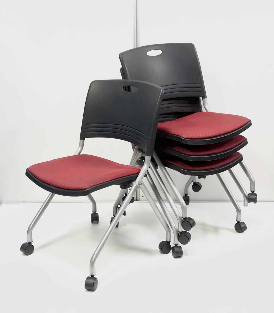 色合い鮮やかなカッコいいスタッキングチェアが4脚セットでお買い得！会議室作りにいかがでしょうか
                        その他シリーズ
                                    中古
            